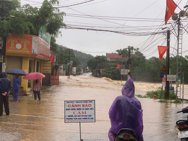 Nước lũ ở Thanh Hóa lên, cuốn trôi nữ công nhân và một xe tải-3