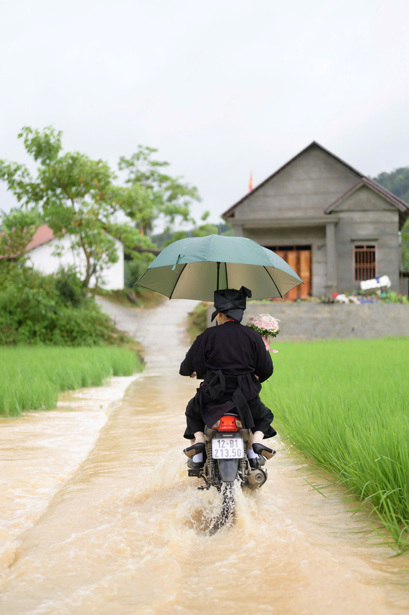 Đang rước dâu gặp sạt lở, chú rể người Nùng gửi xe hoa làm điều bất ngờ-2