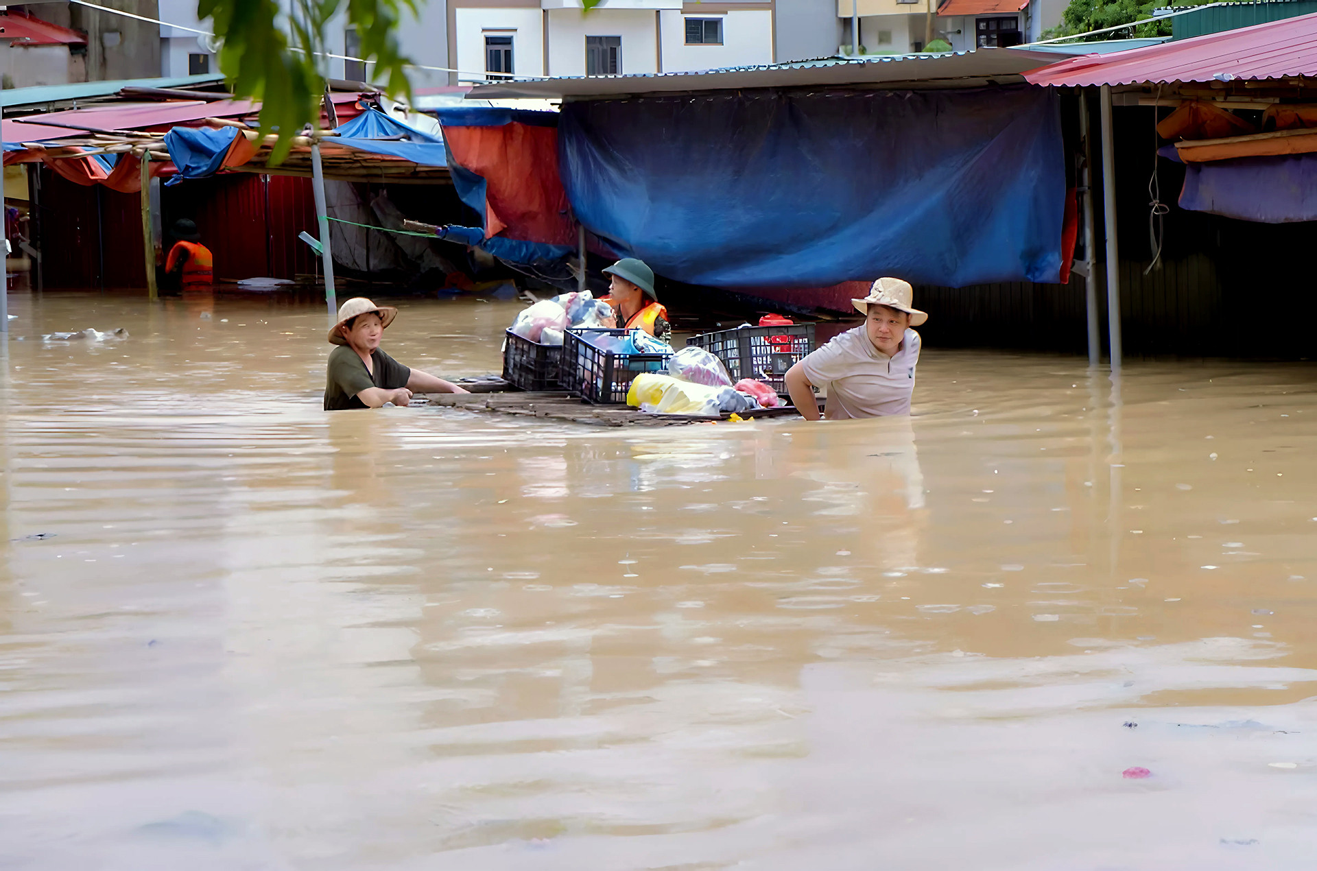 Những ngày mưa lũ kinh hoàng nhất lịch sử ở các tỉnh miền núi phía Bắc-17