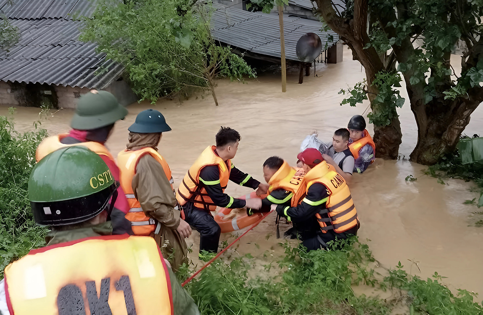 Những ngày mưa lũ kinh hoàng nhất lịch sử ở các tỉnh miền núi phía Bắc-18