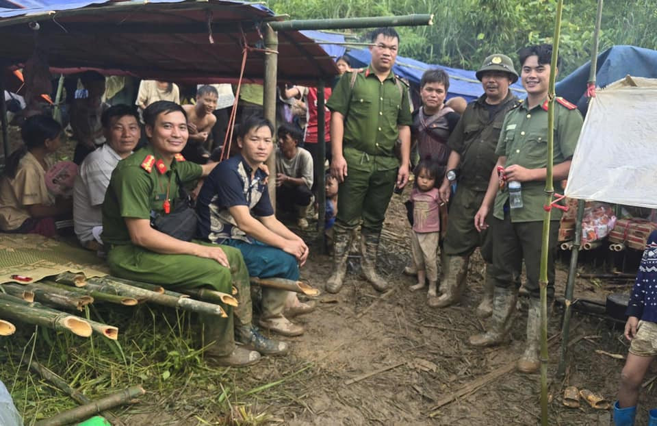 Thấy nguy cơ sạt lở đất, trưởng thôn đưa 115 người lên núi lánh nạn an toàn-2