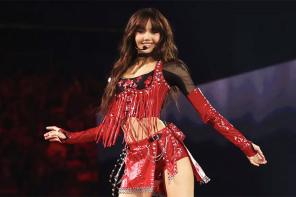 Lisa (BlackPink) bị chê phản cảm-4