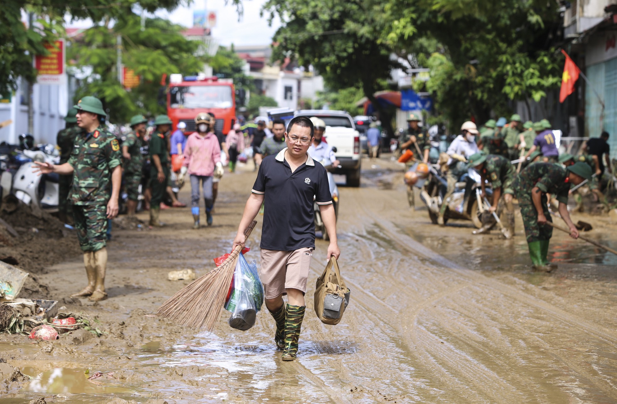 Cô giáo bật khóc nhìn đồ dùng học sinh dưới lớp bùn non sau lũ lịch sử-19