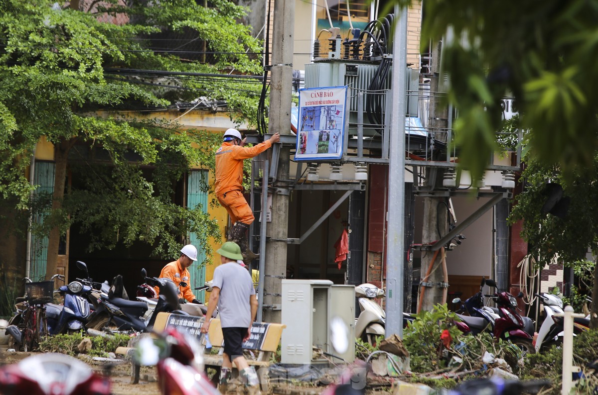 Cô giáo bật khóc nhìn đồ dùng học sinh dưới lớp bùn non sau lũ lịch sử-22