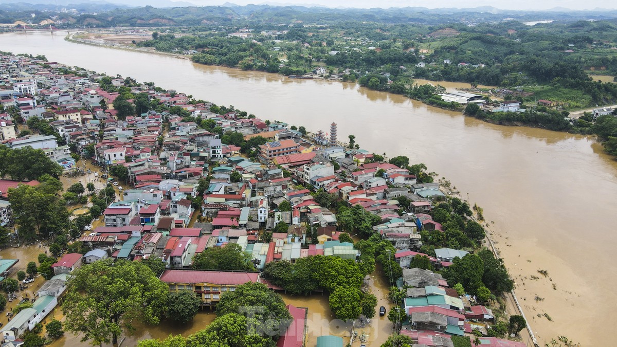 Cô giáo bật khóc nhìn đồ dùng học sinh dưới lớp bùn non sau lũ lịch sử-23