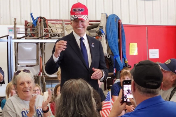 Nhà Trắng giải thích lý do ông Biden đội mũ Trump 2024-1