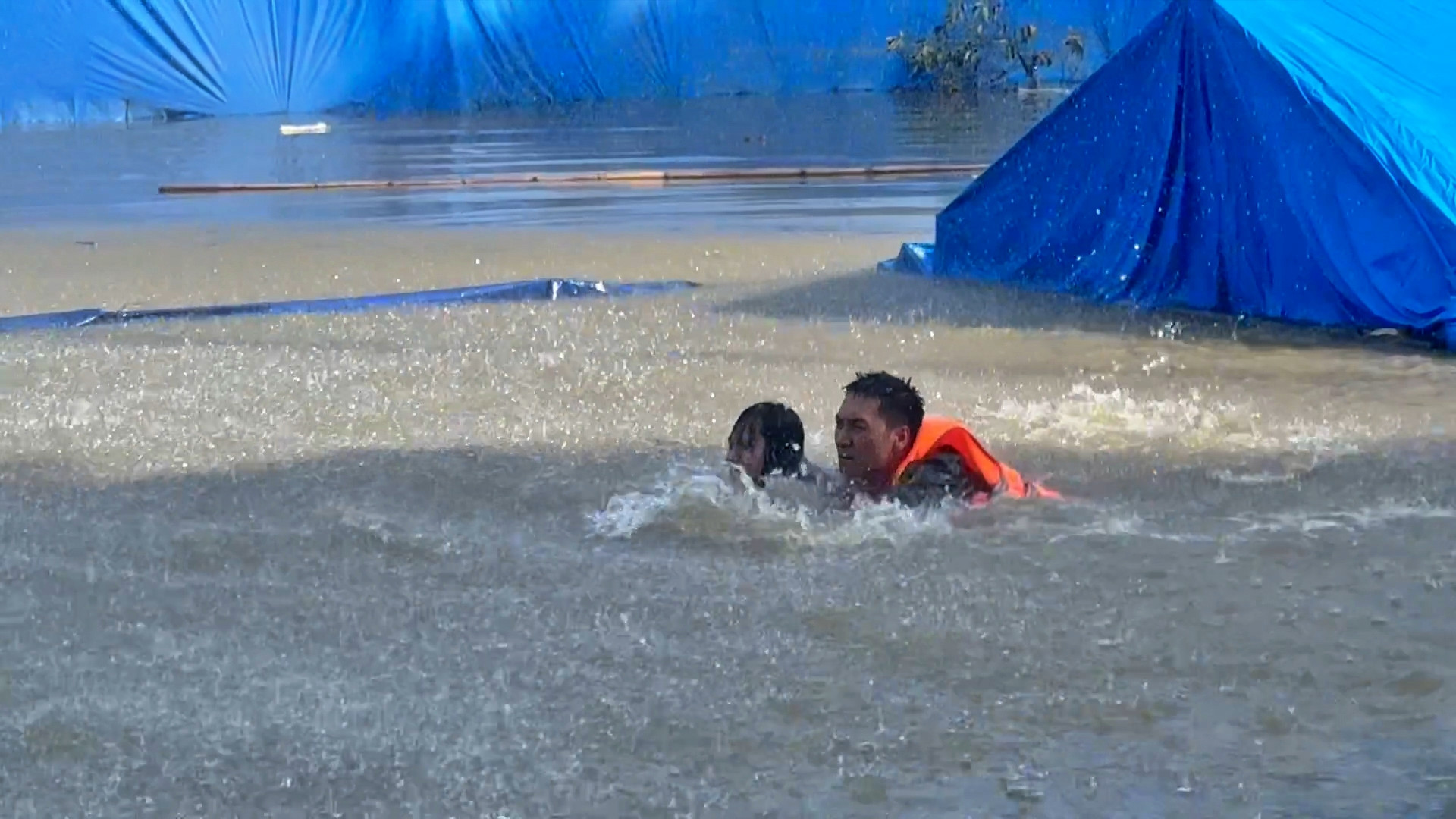 Mạnh Trường vào vai bộ đội thời bình cùng đồng đội cứu người dân vùng lũ-6