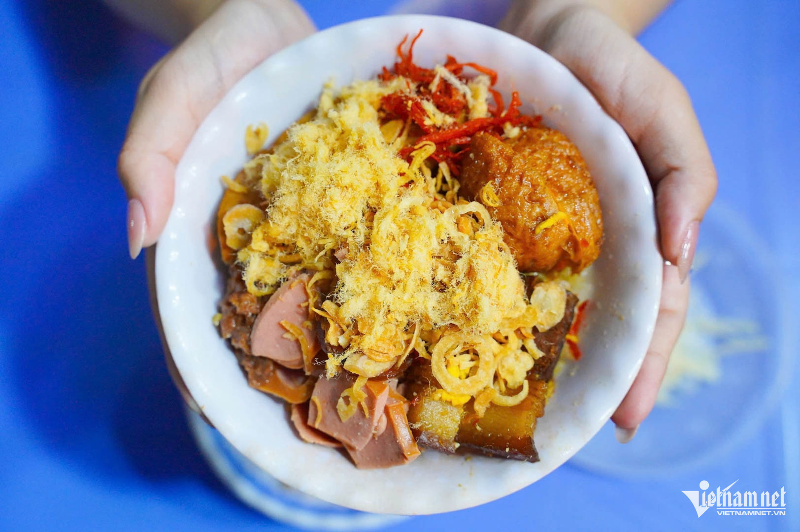 Quán ở Hà Nội có tên độc lạ, cô chủ bán mấy thúng xôi mỗi đêm-4