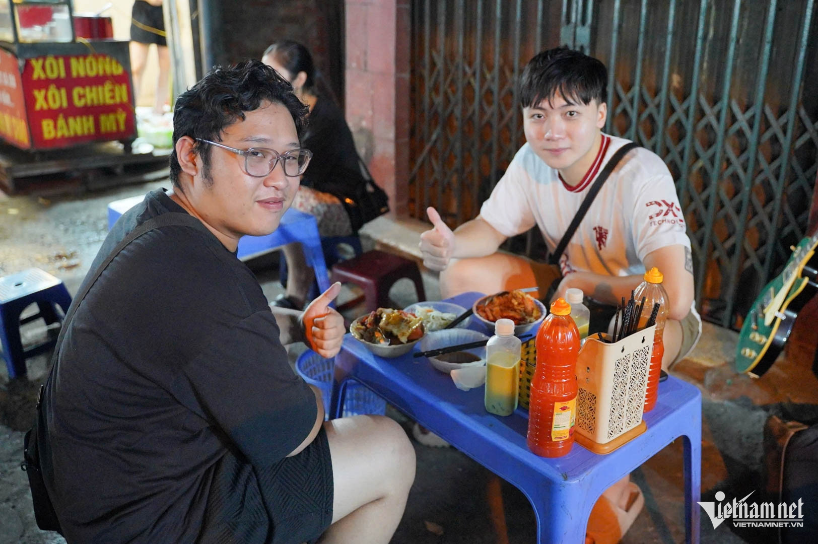 Quán ở Hà Nội có tên độc lạ, cô chủ bán mấy thúng xôi mỗi đêm-5