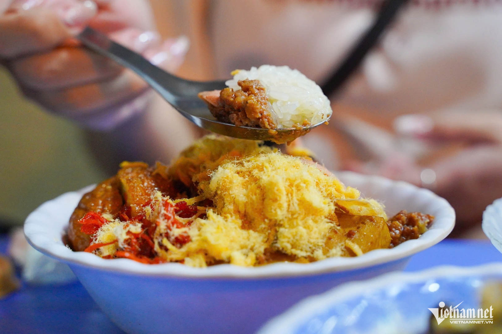 Quán ở Hà Nội có tên độc lạ, cô chủ bán mấy thúng xôi mỗi đêm-6