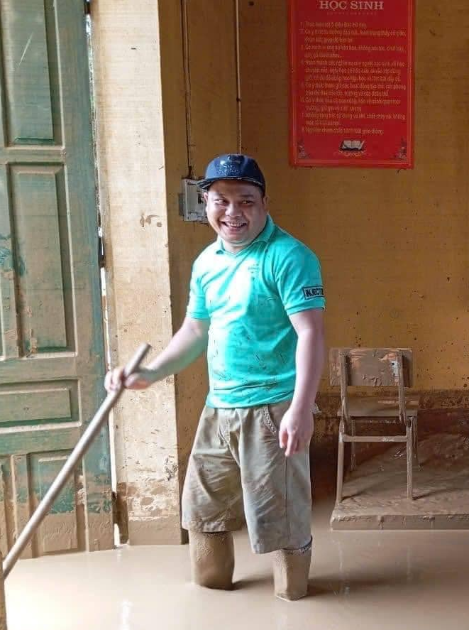 Cô giáo vùng cao nghẹn ngào nhìn sách vở, bàn ghế ngập trong bùn đất-4