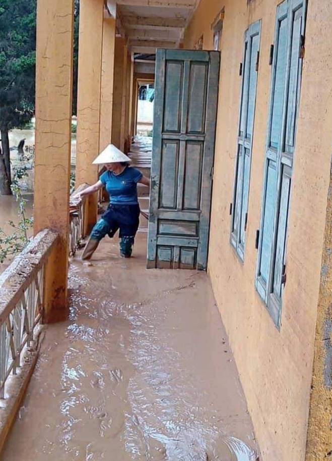Cô giáo vùng cao nghẹn ngào nhìn sách vở, bàn ghế ngập trong bùn đất-10