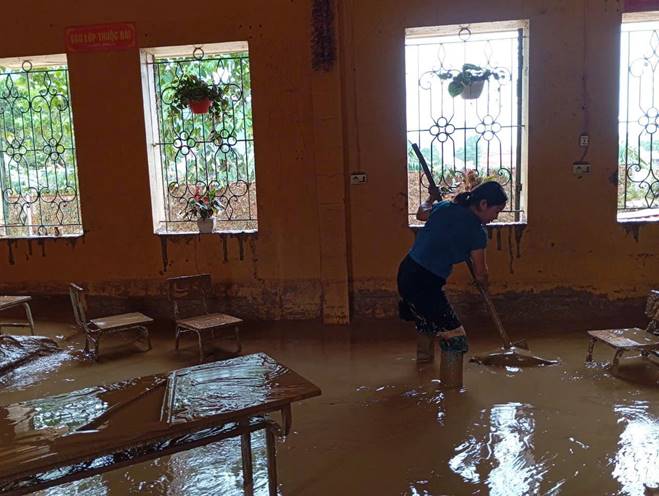 Cô giáo vùng cao nghẹn ngào nhìn sách vở, bàn ghế ngập trong bùn đất-2