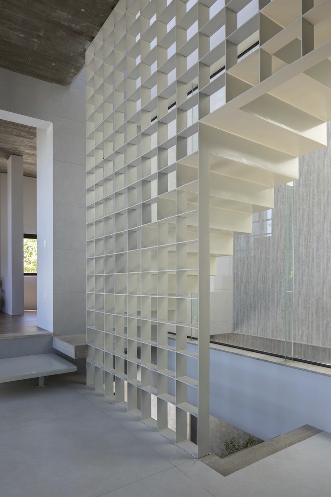 Nhà bê tông hai tầng không sơn trát gây ‘sốt’-12