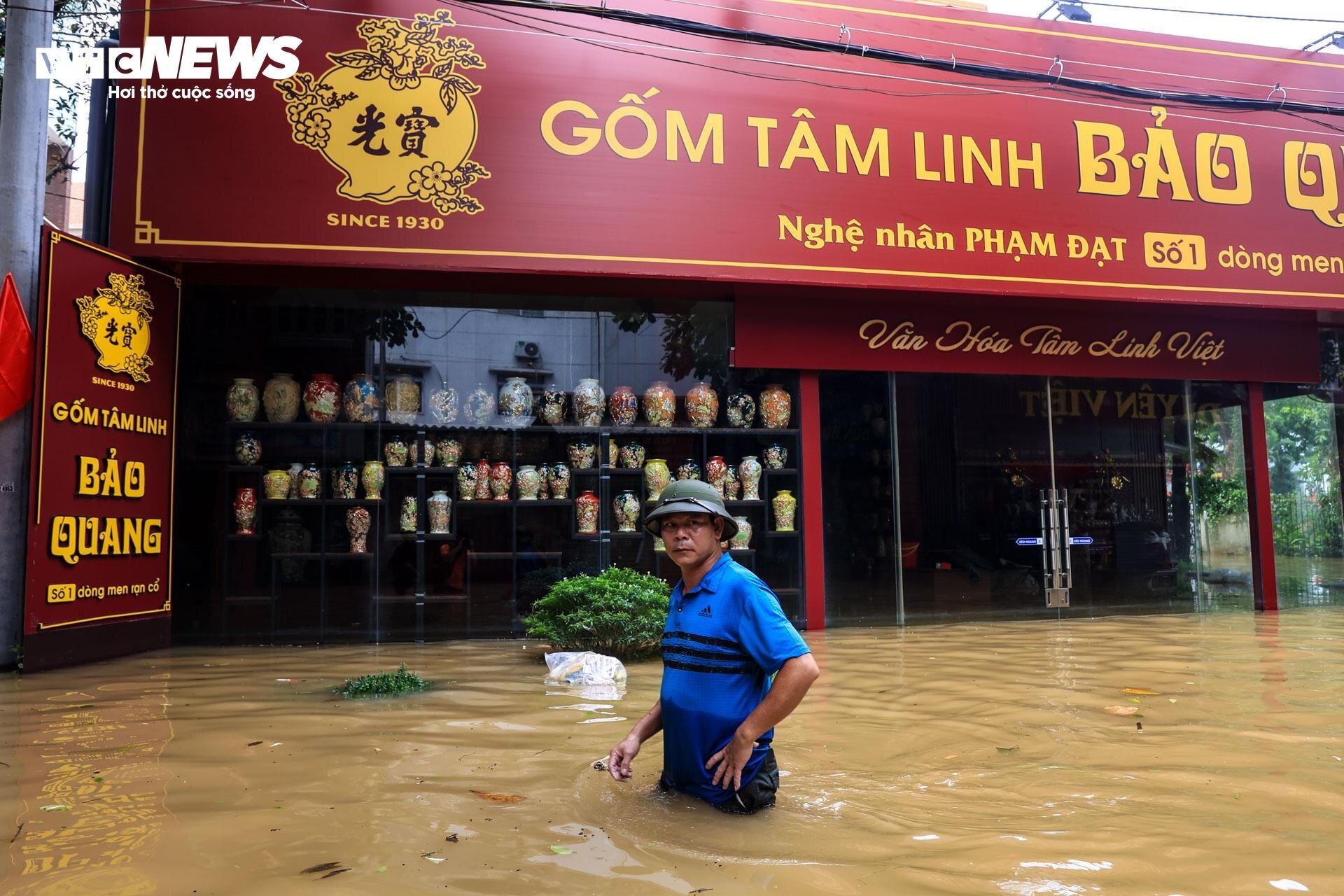 Tiểu thương làng gốm Bát Tràng mất cả trăm triệu chỉ sau một đêm lũ-11