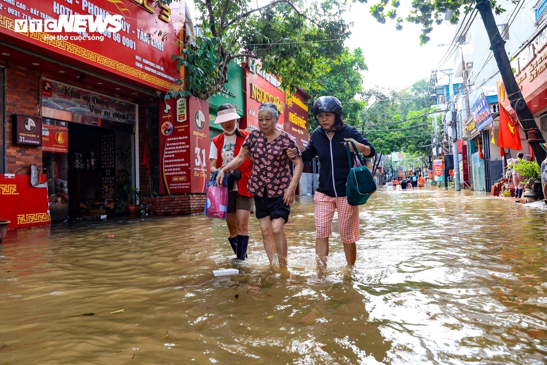 Tiểu thương làng gốm Bát Tràng mất cả trăm triệu chỉ sau một đêm lũ-14