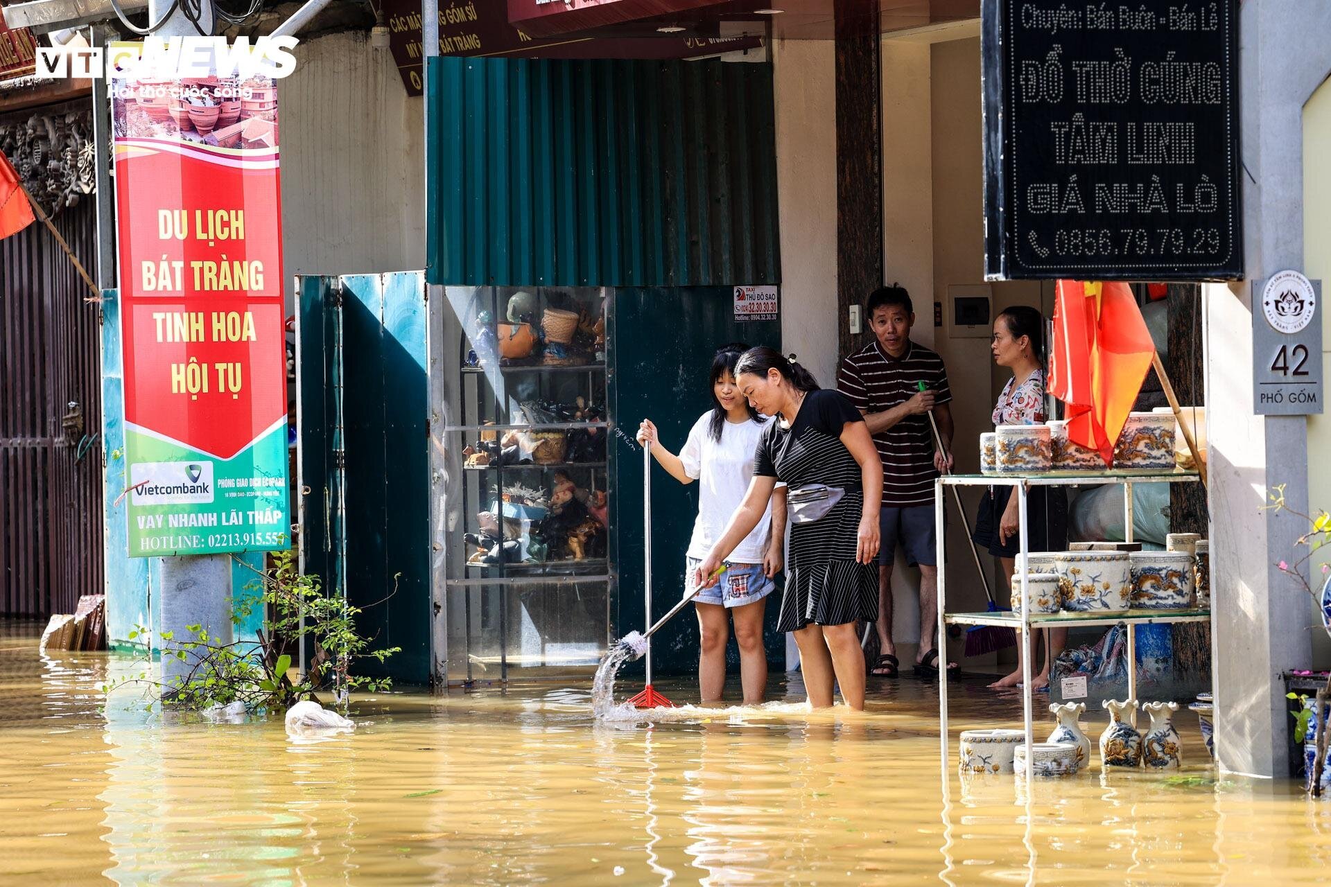 Tiểu thương làng gốm Bát Tràng mất cả trăm triệu chỉ sau một đêm lũ-17