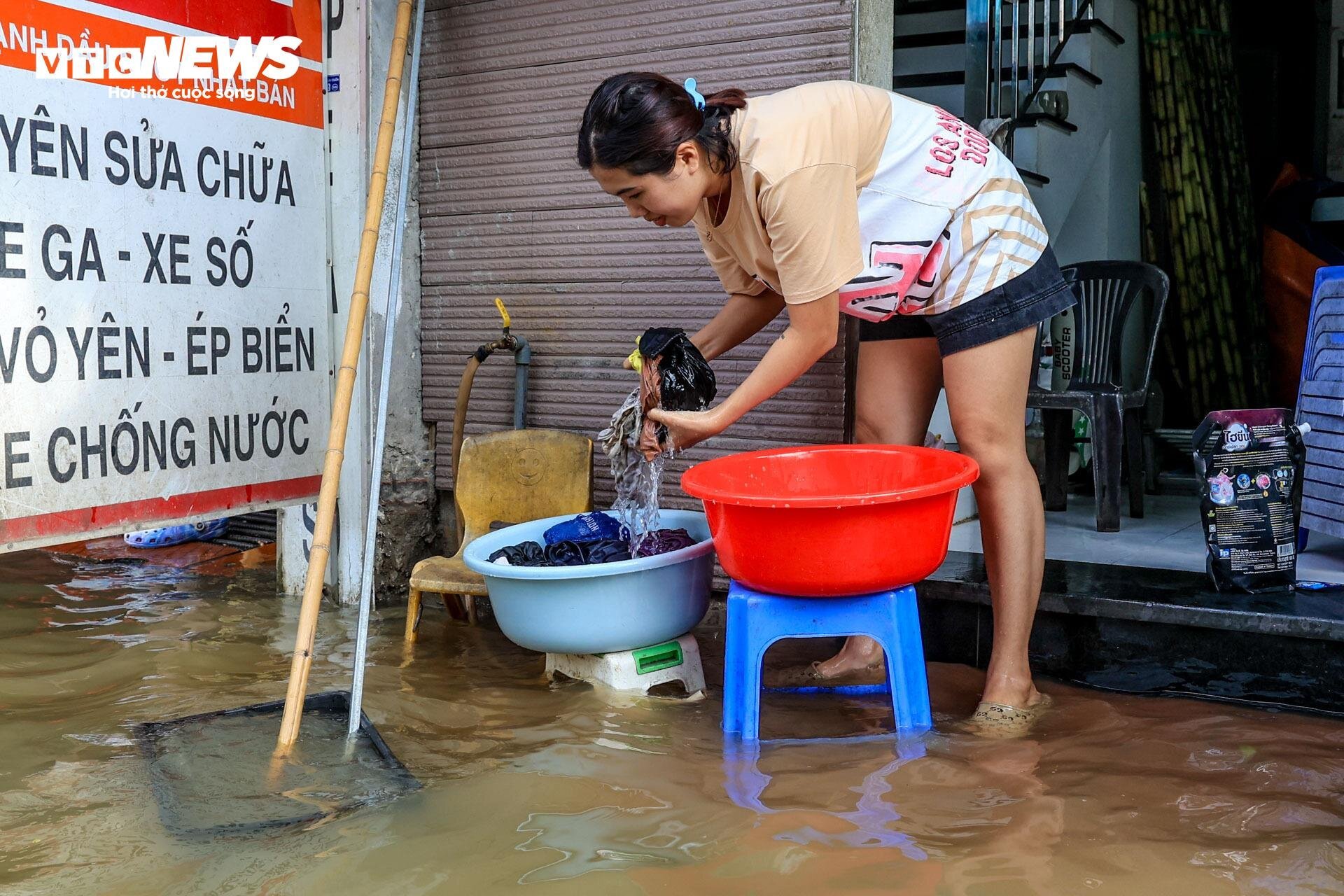 Tiểu thương làng gốm Bát Tràng mất cả trăm triệu chỉ sau một đêm lũ-18