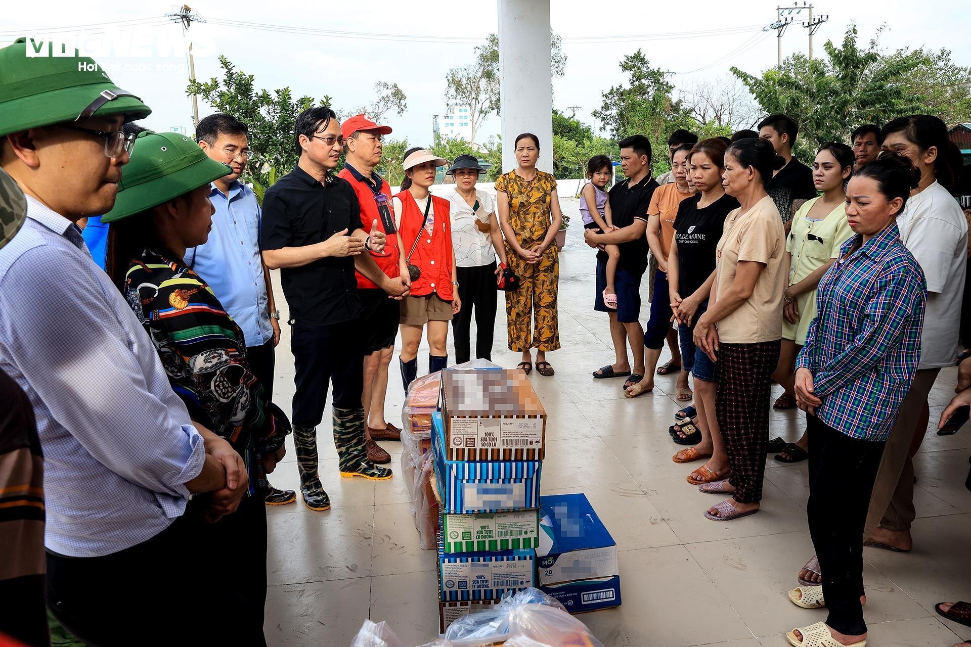 Tiểu thương làng gốm Bát Tràng mất cả trăm triệu chỉ sau một đêm lũ-19