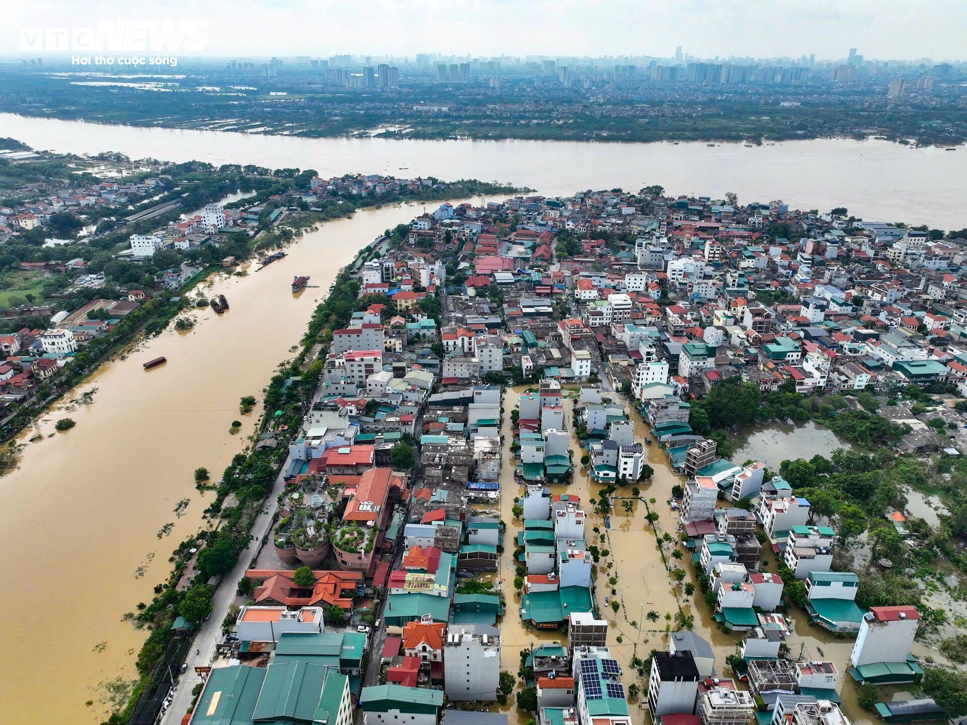 Tiểu thương làng gốm Bát Tràng mất cả trăm triệu chỉ sau một đêm lũ-1