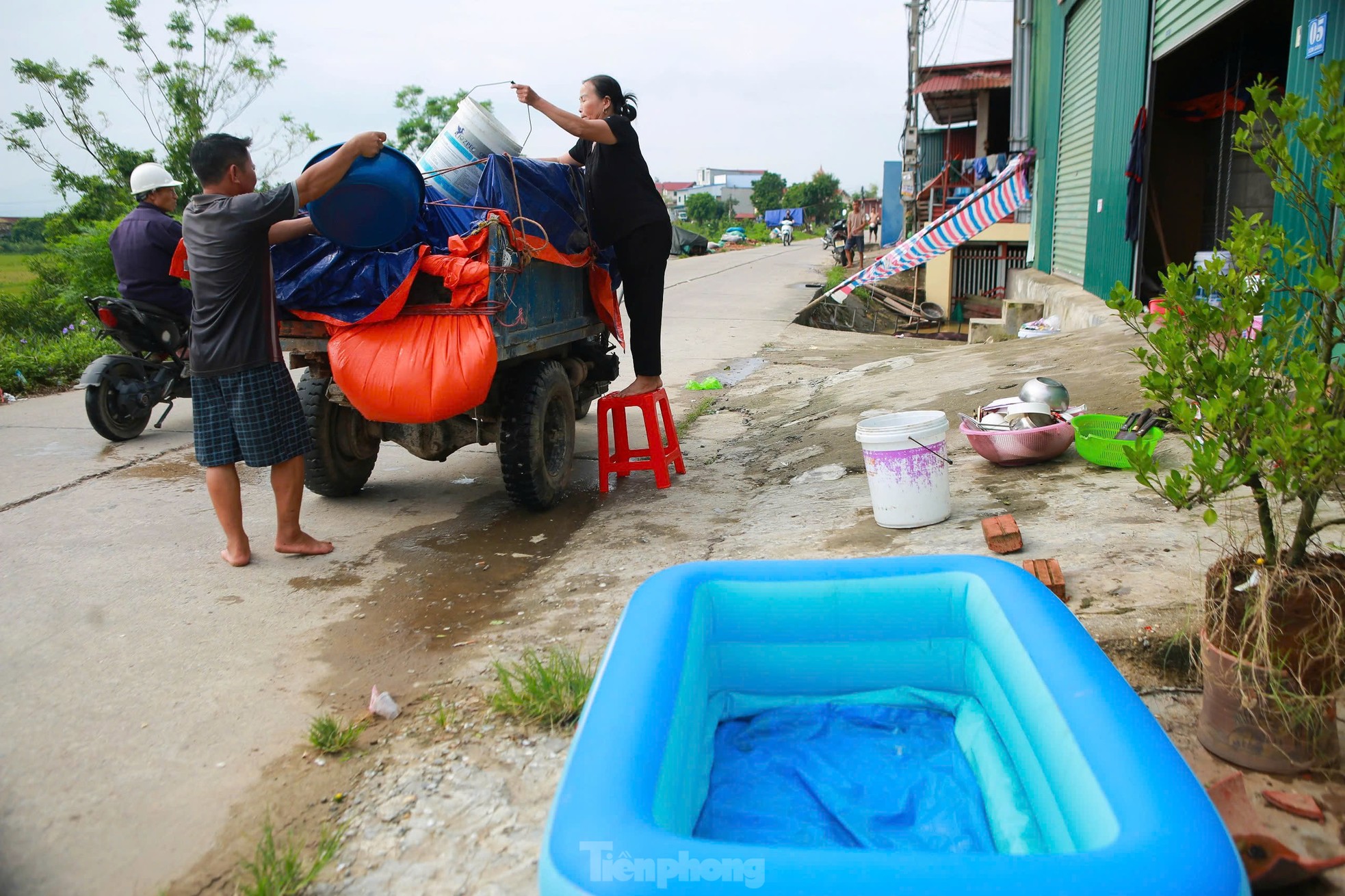 Nước ngập tới mái nhà, cả làng biến thành ốc đảo-13