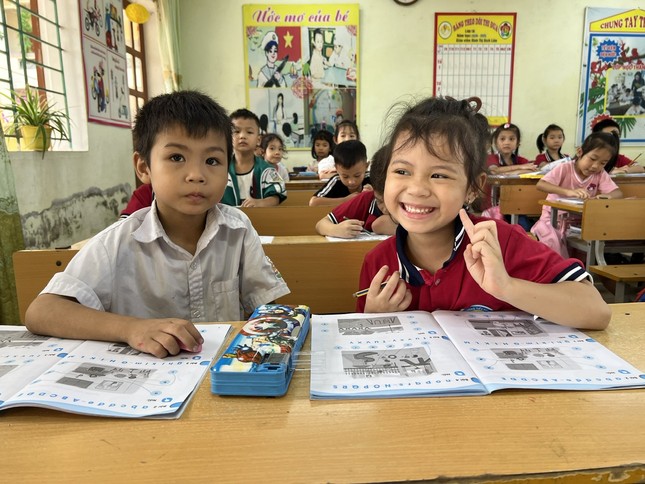 Hà Nội: Hàng trăm trường phải học trực tuyến, thầy trò tất tả chạy bão lũ-1