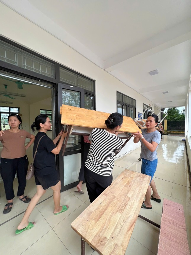 Hà Nội: Hàng trăm trường phải học trực tuyến, thầy trò tất tả chạy bão lũ-2