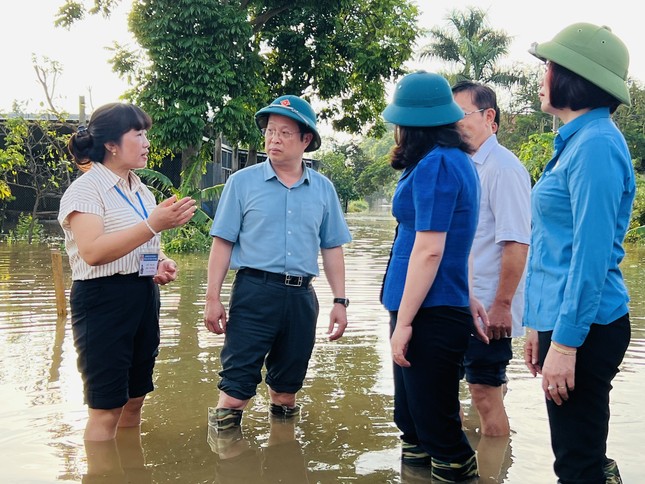 Hà Nội: Hàng trăm trường phải học trực tuyến, thầy trò tất tả chạy bão lũ-3