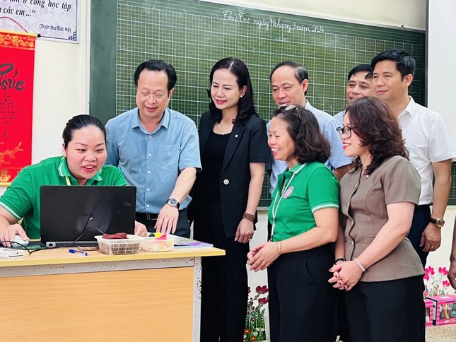 Hà Nội: Hàng trăm trường phải học trực tuyến, thầy trò tất tả chạy bão lũ-4