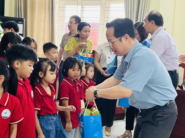 Hà Nội: Hàng trăm trường phải học trực tuyến, thầy trò tất tả chạy bão lũ-5