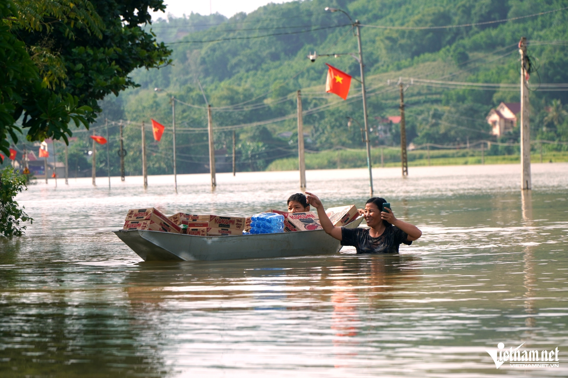 Nước sông dâng 5 ngày chưa rút, hơn 300 hộ dân ở Thanh Hóa bị cô lập-1