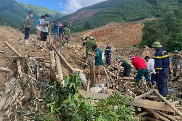 Sạt lở vùi lấp 8 ngôi nhà ở Lào Cai: Tìm thấy thi thể 2 trẻ em-1