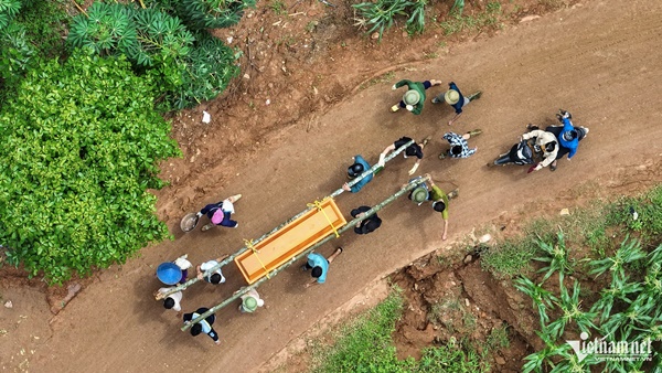 Những ngày chìm trong đau thương ở Làng Nủ-12