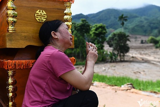Những ngày chìm trong đau thương ở Làng Nủ
