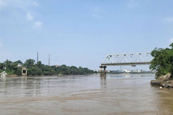 Tìm thấy 1 thi thể nghi là nạn nhân vụ sập cầu Phong Châu-2