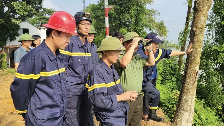 Tìm kiếm nạn nhân, trục vớt phương tiện vụ sập cầu Phong Châu-2