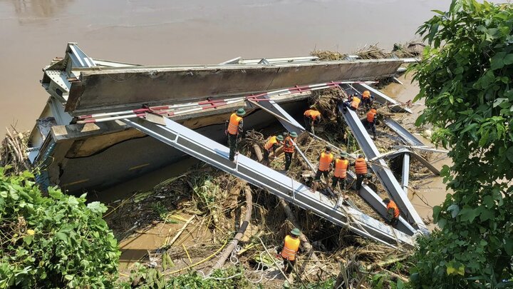 Tìm kiếm nạn nhân, trục vớt phương tiện vụ sập cầu Phong Châu-4