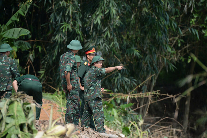 Tìm kiếm nạn nhân, trục vớt phương tiện vụ sập cầu Phong Châu-3