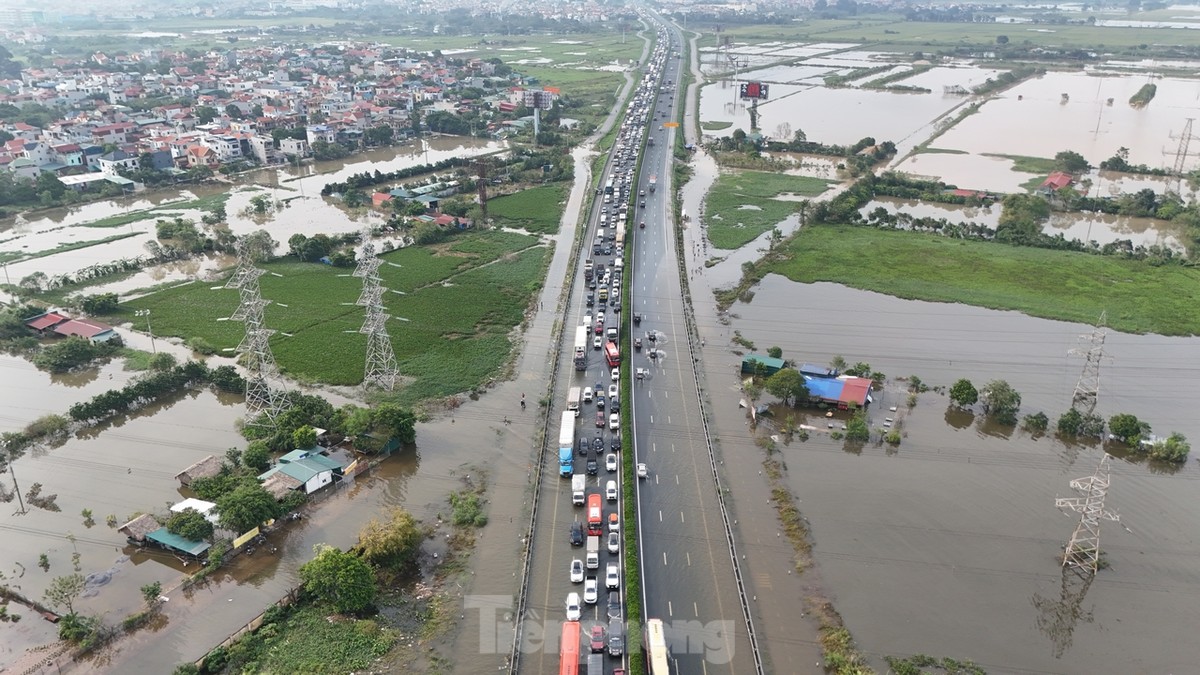 Ô tô tắc hơn 5km trên cao tốc Pháp Vân - Cầu Giẽ do ngập úng-1