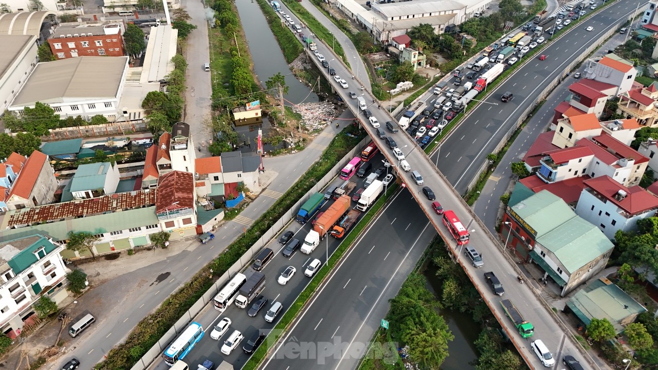 Ô tô tắc hơn 5km trên cao tốc Pháp Vân - Cầu Giẽ do ngập úng-10