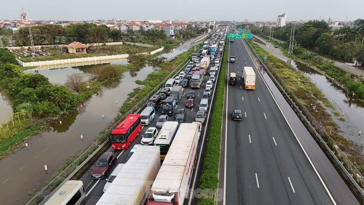 Ô tô tắc hơn 5km trên cao tốc Pháp Vân - Cầu Giẽ do ngập úng-11