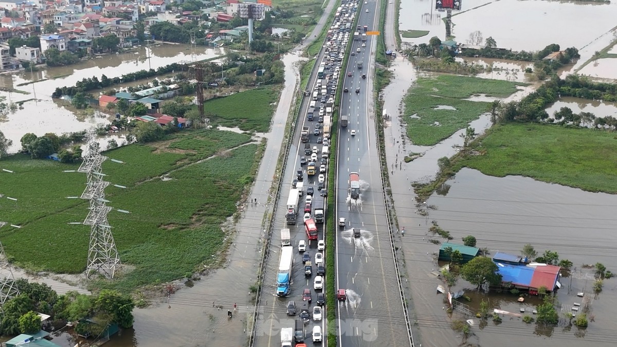 Ô tô tắc hơn 5km trên cao tốc Pháp Vân - Cầu Giẽ do ngập úng-4