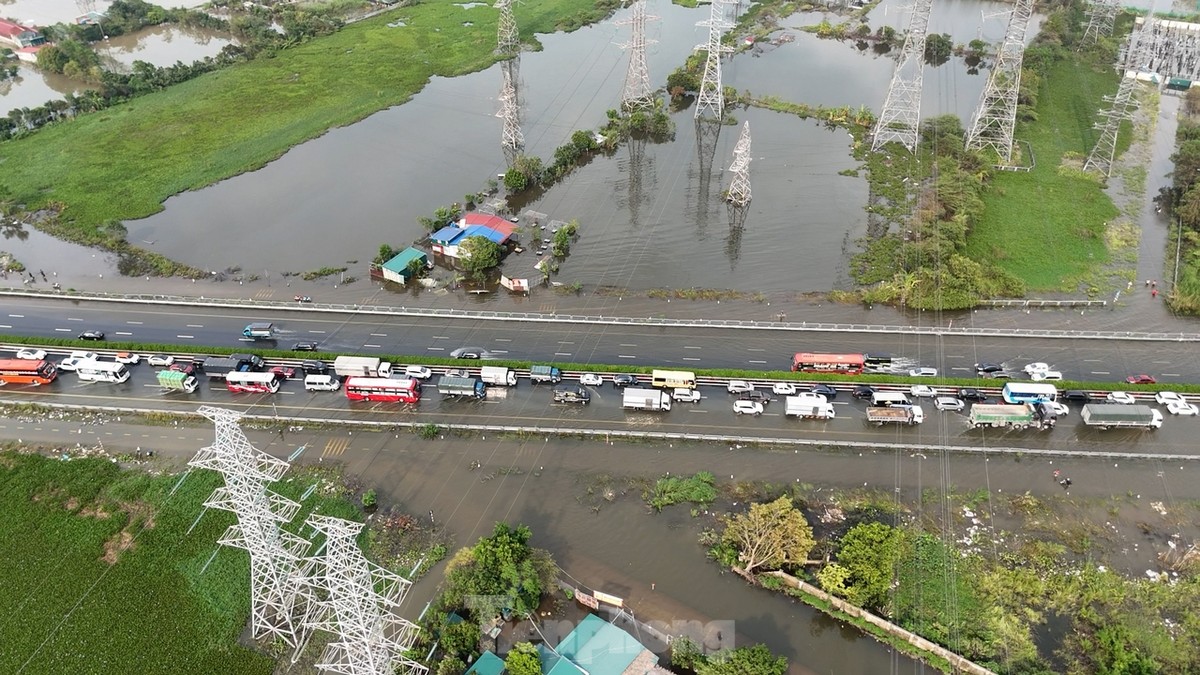 Ô tô tắc hơn 5km trên cao tốc Pháp Vân - Cầu Giẽ do ngập úng-6