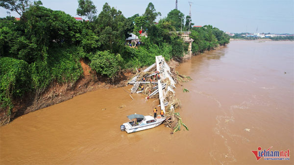 Tìm thấy 1 thi thể nghi là nạn nhân vụ sập cầu Phong Châu-1