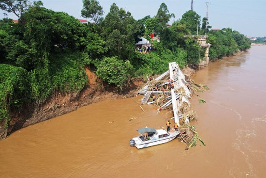 Tìm thấy 1 thi thể nghi là nạn nhân vụ sập cầu Phong Châu