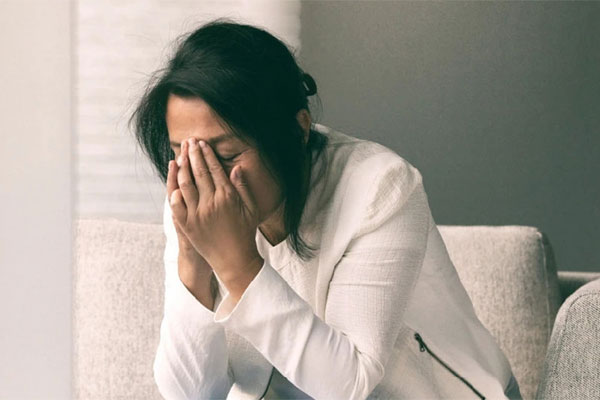 Day dứt vì phải lòng người đàn ông khác khi chồng mới mất-1