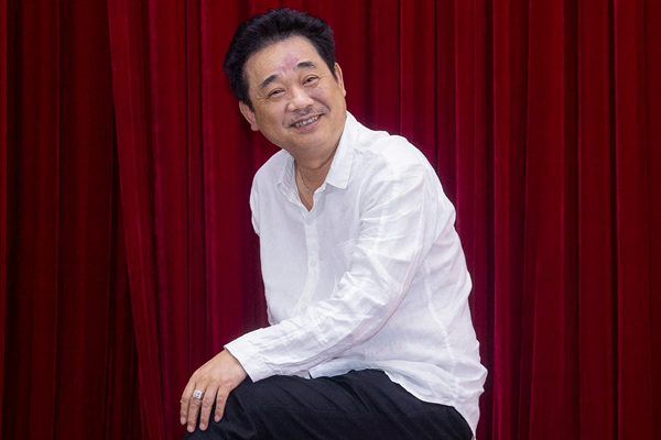 Ngọc Hoàng Quốc Khánh 62 tuổi vẫn chưa vợ, nghiện sữa tươi và thích màu hồng-13