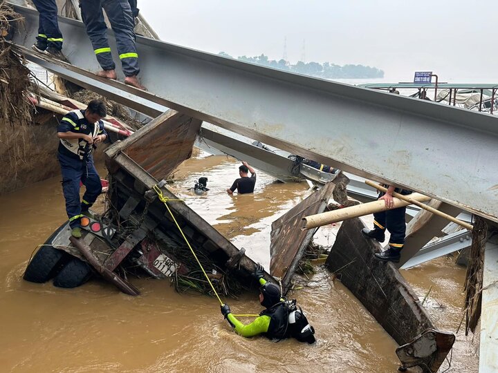 Tìm thấy ô tô đầu kéo vụ sập cầu Phong Châu, không có người trong xe-1