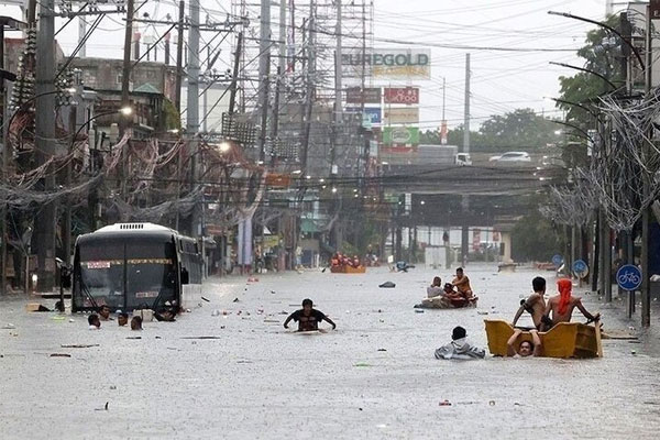 Philippines cấm cư dân Manila bơi trong nước lũ để giải trí-1