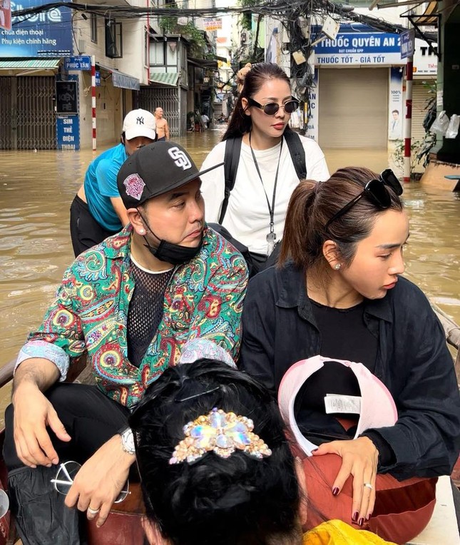 Nhìn lại vụ Ưng Hoàng Phúc đi cứu trợ ở quận Hoàn Kiếm-3